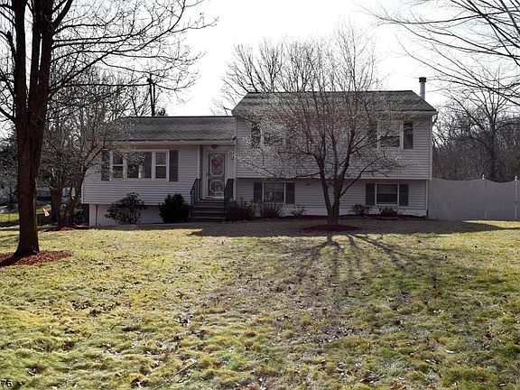 2nd image of 3 Fox Croft Dr