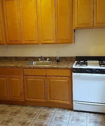 4th image of 45 Tennis Ct APT B3