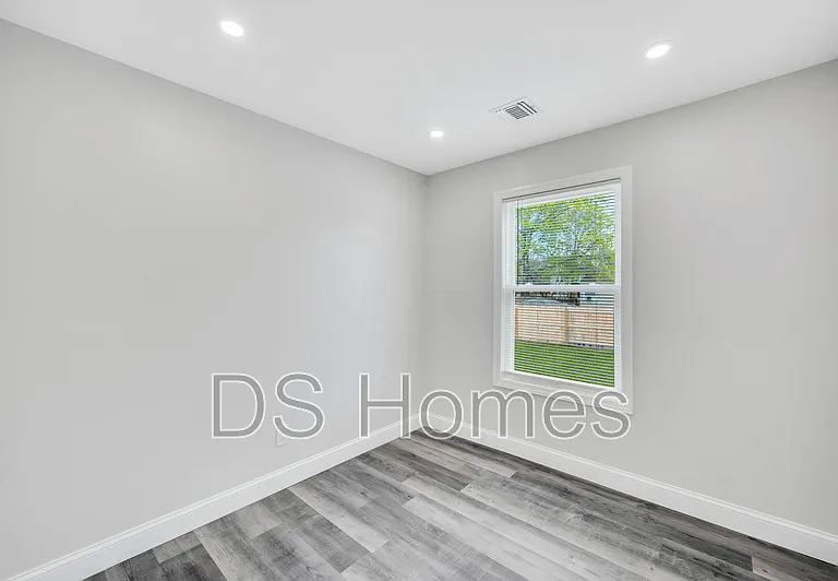 615 Macdonald Ave — Photo 13