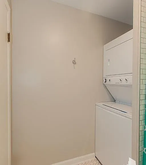 1036 N Honore St #1R — Photo 8