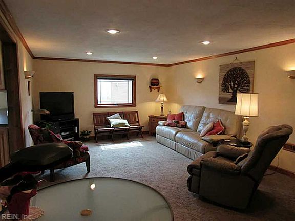 4th image of 952 Redwood Cir