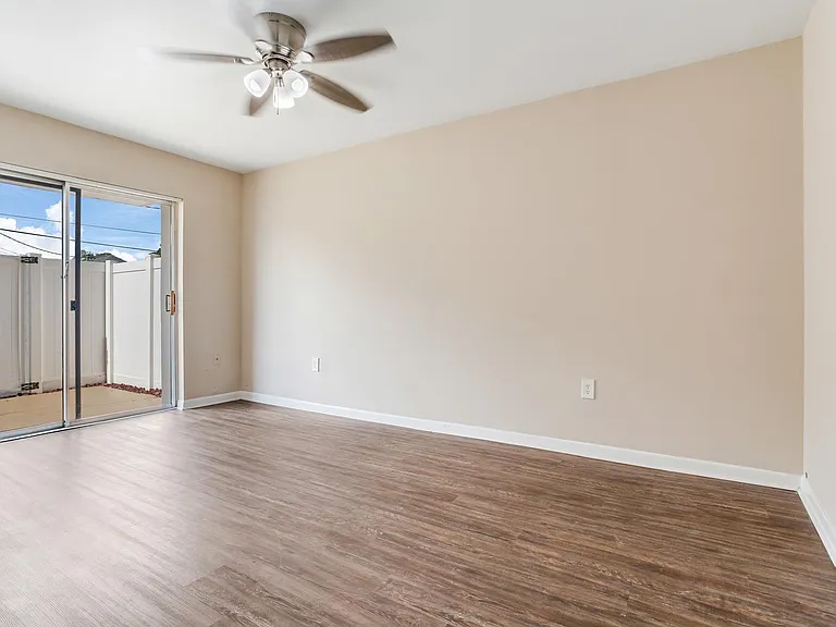 Chateau Apartments — Photo 45
