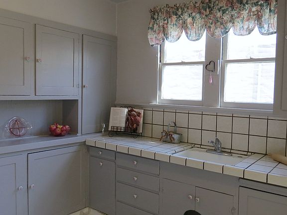 4th image of 1386 Whitton Ave