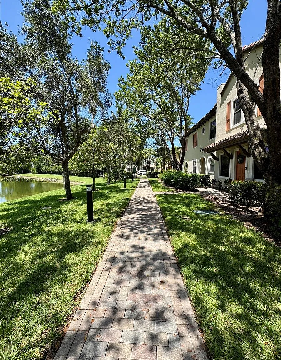 Sawgrass Lakes — Photo 2
