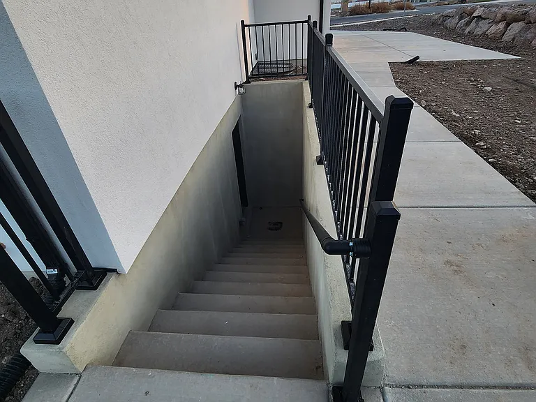 608 W Domanick Way #B — Photo 12
