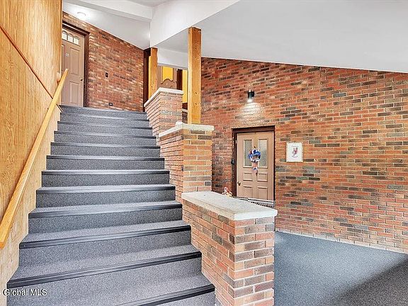 Front hallway entrance to apt, (one flight up)