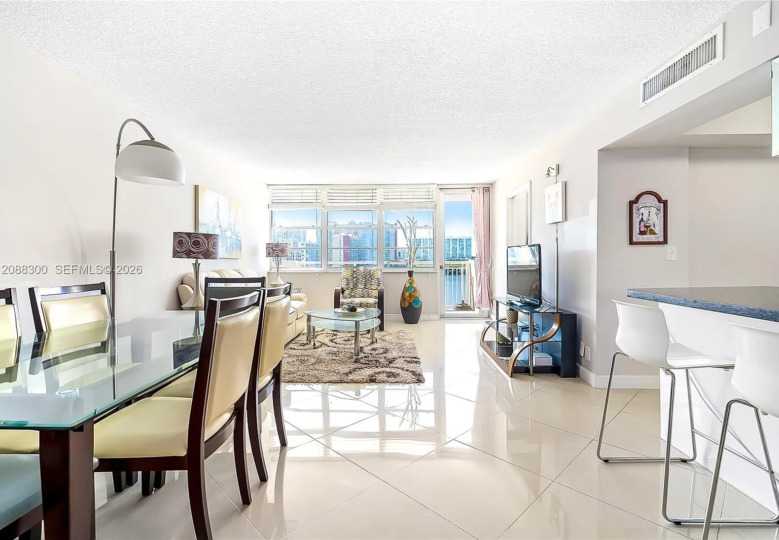 Winston Towers 100 Condo — Photo 1