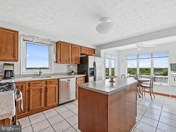 4th image of 10 Plateau Ct