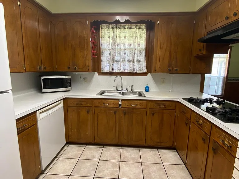 Kitchen (microwave can stay)