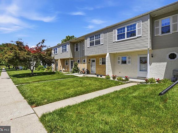 3rd image of 324 Carlyn Ct