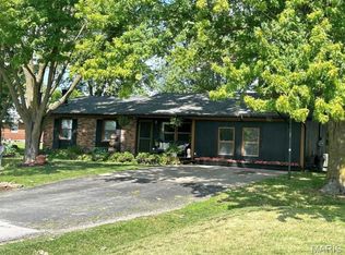 4 Sharon Dr, Shelbina, MO 63468