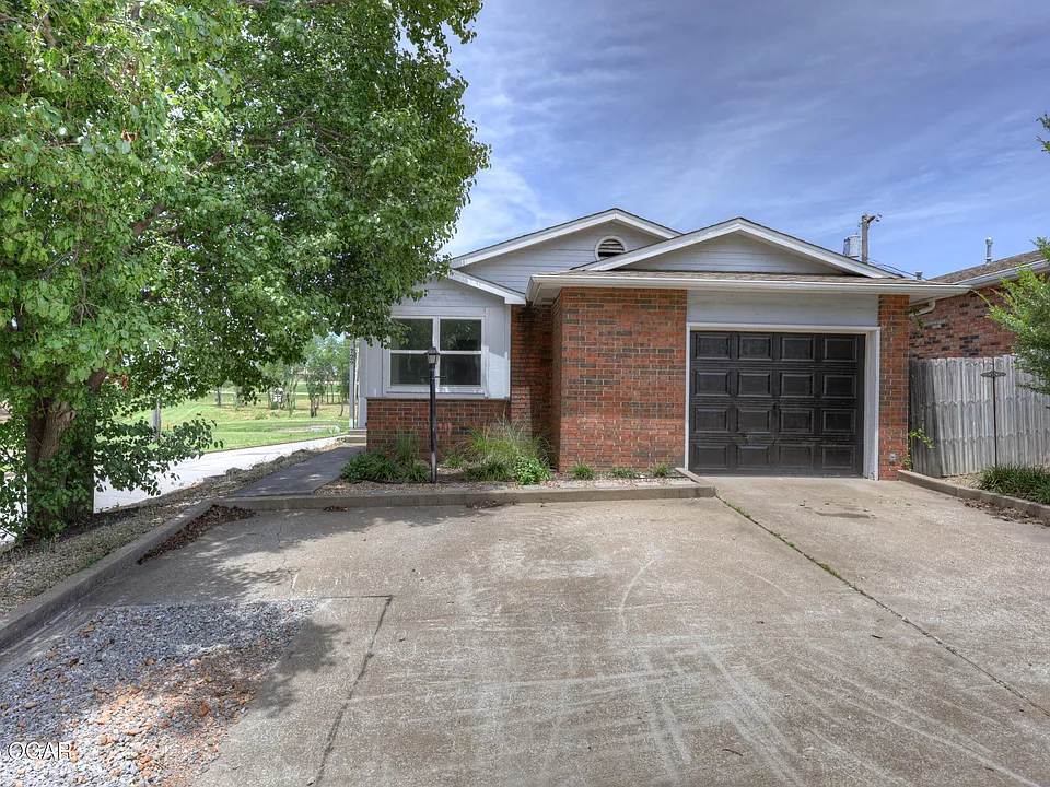 729 W 31st Ter