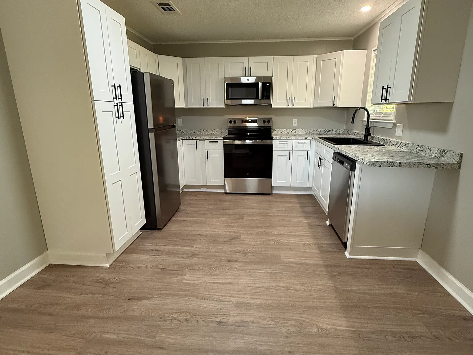 3 bed, 1025 sqft, $1,495 — Photo 4