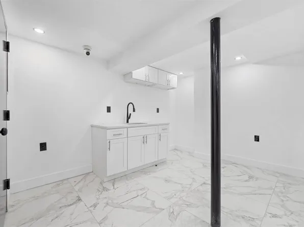 184-09 Jamaica Avenue image 5 of 13