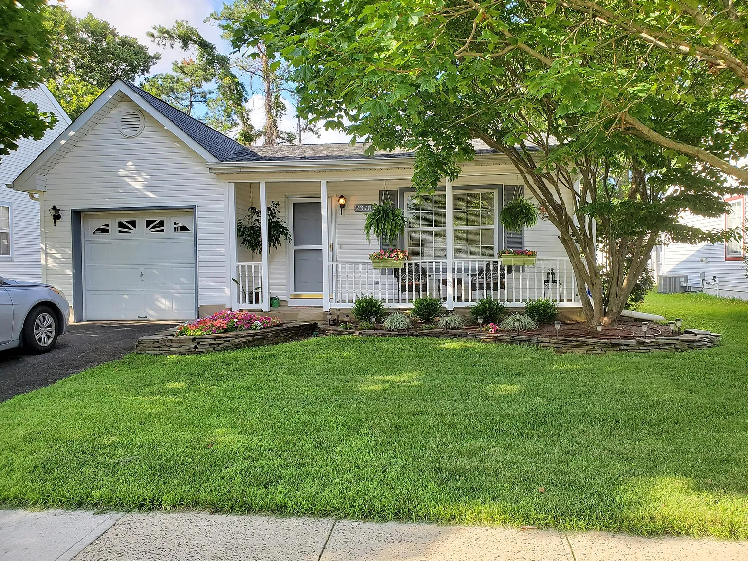2370 Mount Hood Ln photo 1