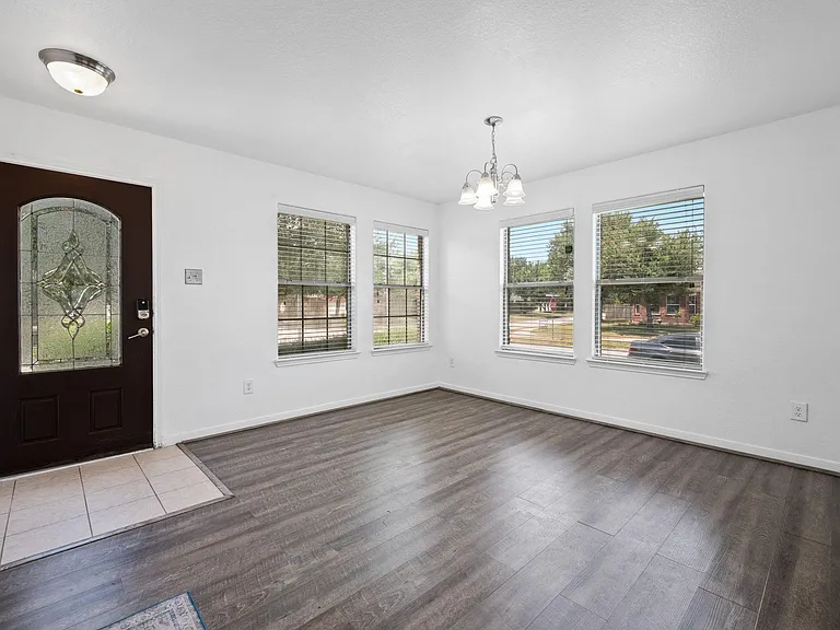 4614 Oak St — Photo 5