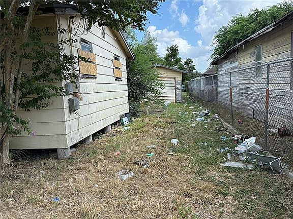 3rd image of 605 Nebraska St