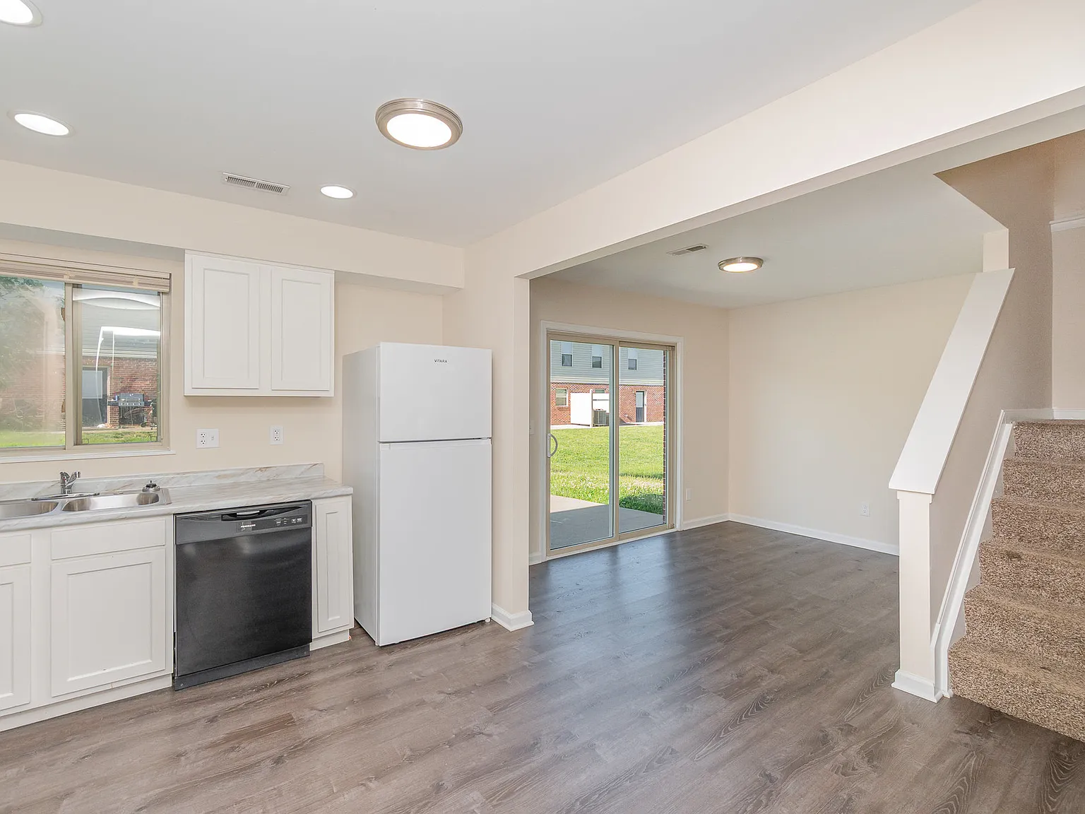 3 bed, 2.5 bath, $1,799 — Photo 2