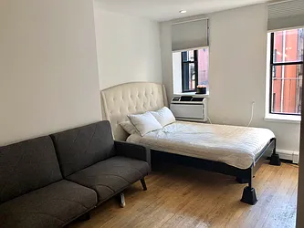 Rented by R New York