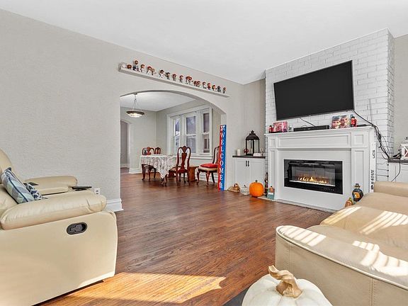 3rd image of 3833 Bowen St