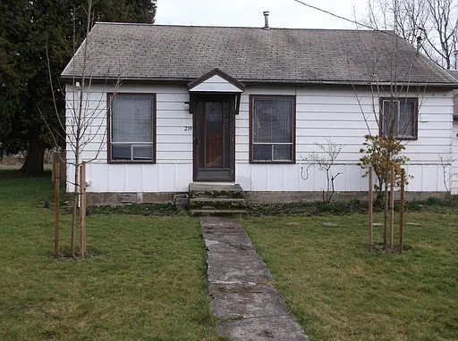 239 NE Ash St photo 1