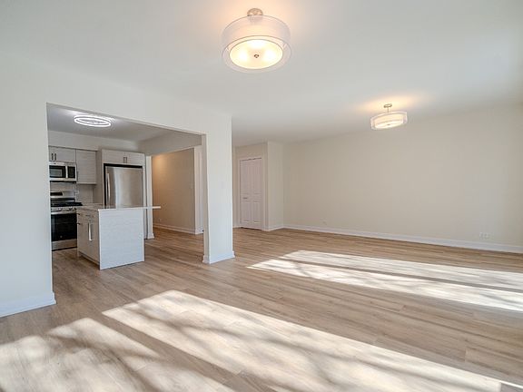4th image of 2740 W Farragut Ave #3
