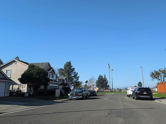 4th image of 251 Cloverleaf Cir