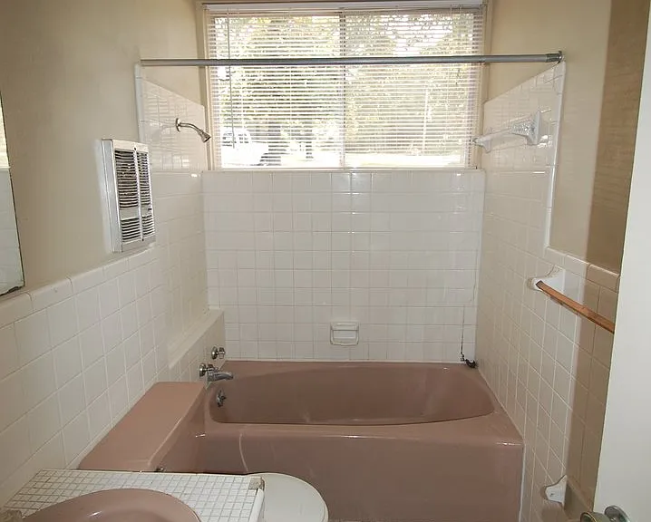 4306 N Locust — Photo 1