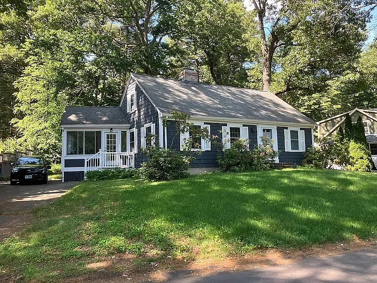 4 bed, 2.5 bath, 2019 sqft, $4,400 — Photo 1
