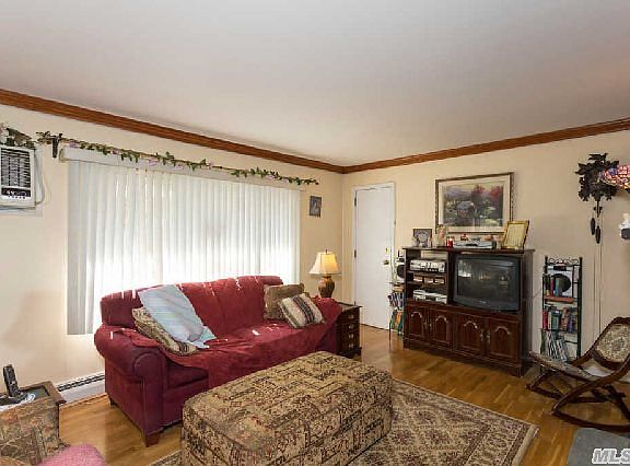 2nd image of 20 Hook Ln