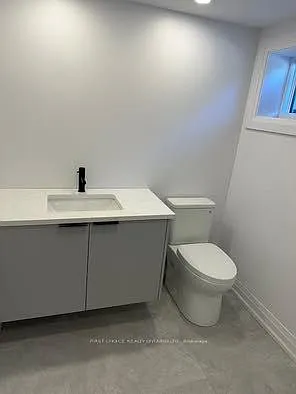 696 Holt Cres #2 — Photo 8