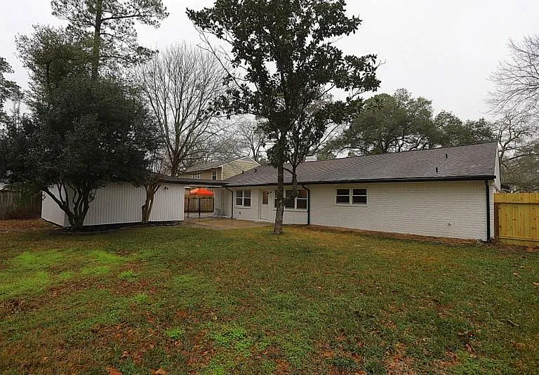 511 Rosewood Dr — Photo 2