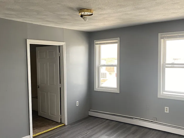 142 Putnam St #3 — Photo 8