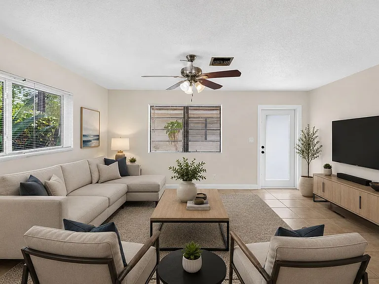 2500 SW 18th Ter #5 — Photo 3