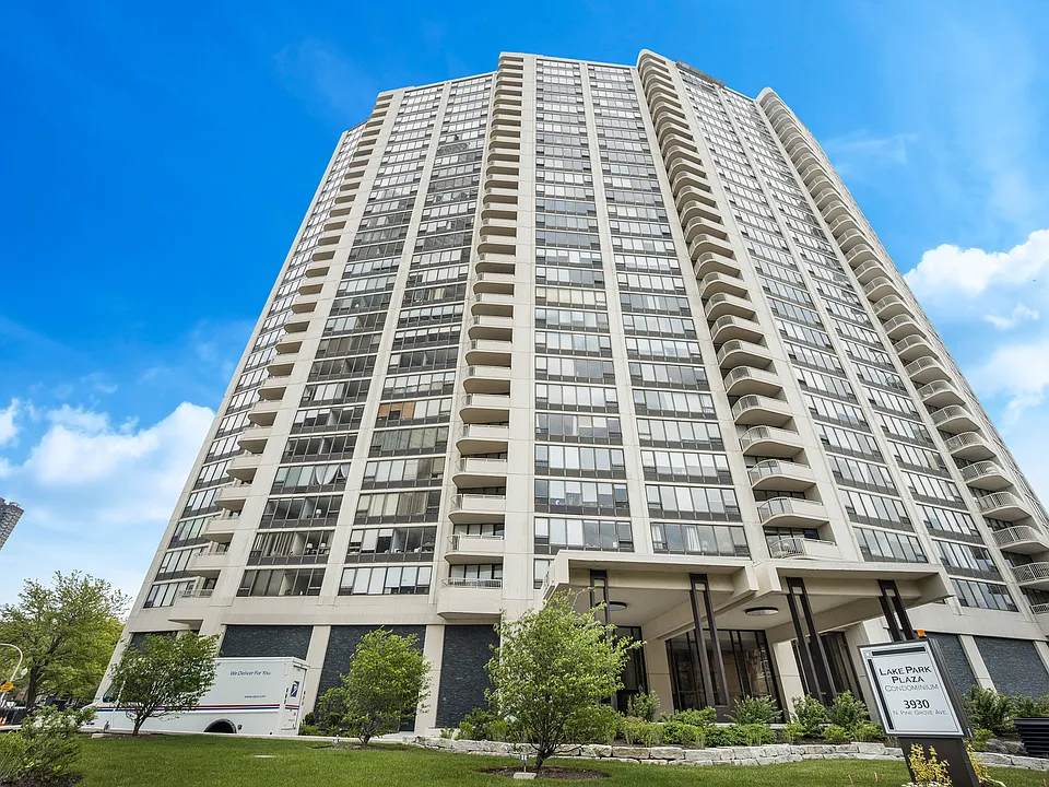 3930 N Pine Grove Ave #2111