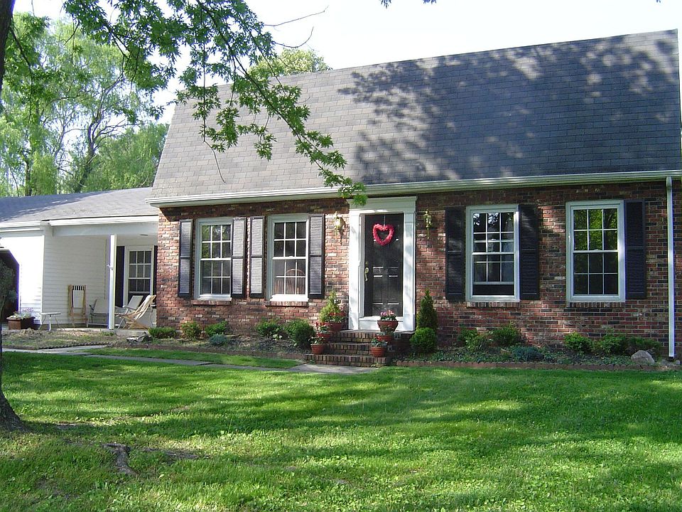 Front of the house prior to rebuilding the front shrub beds