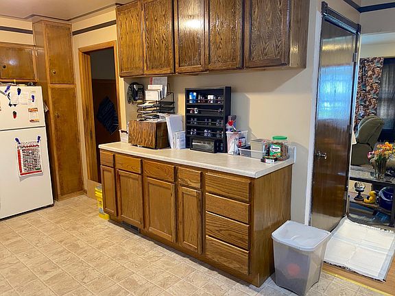 5th image of 335 Aspen Ave S