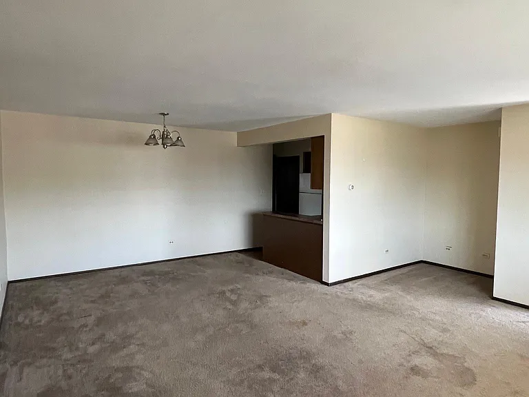 140 W Saint Charles Rd #1 — Photo 3