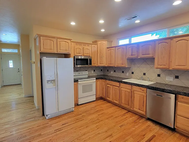 2835 Brittany Dr — Photo 2