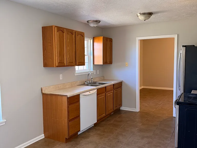 2205 Mustang St — Photo 5