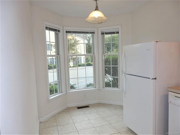3rd image of 307 Alexandra Ct
