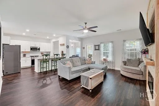 4 bed, 2.0 bath, 1785 sqft, $2,300 — Photo 3