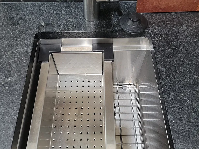 Sink with removeable vegetable cleaner
