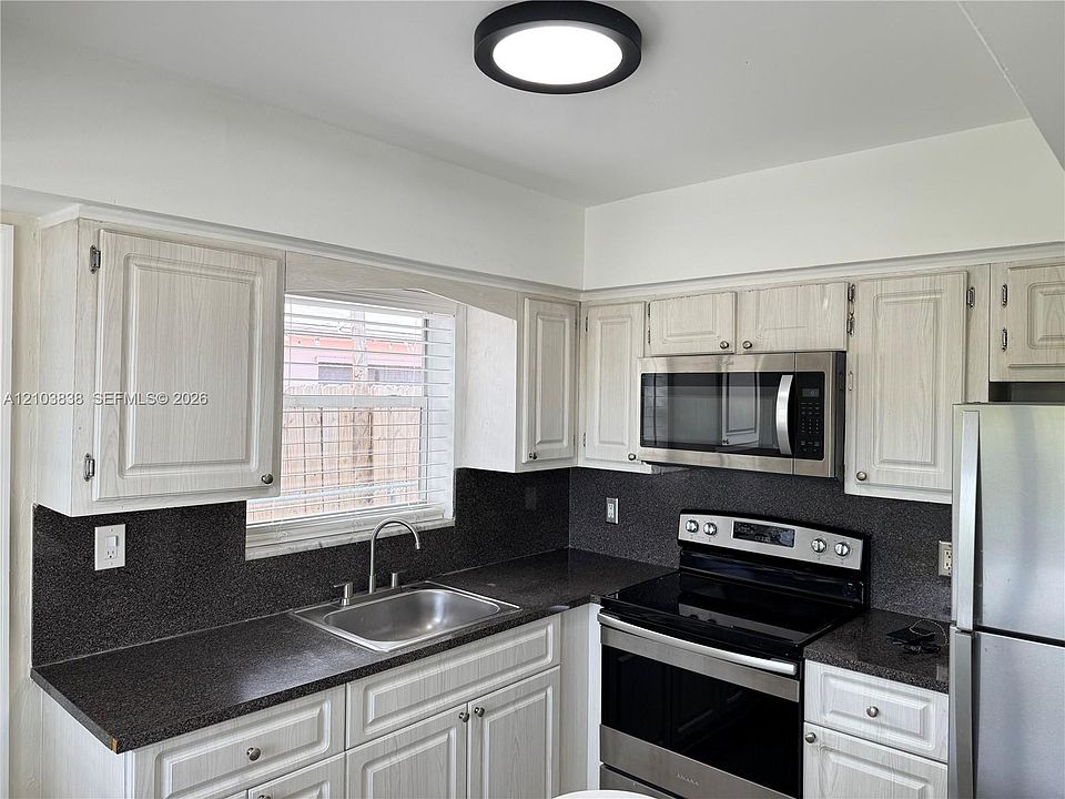 1st image of 200 SW 10th St #200