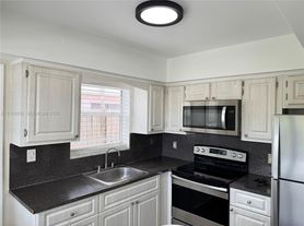200 SW 10th St, Hallandale, FL