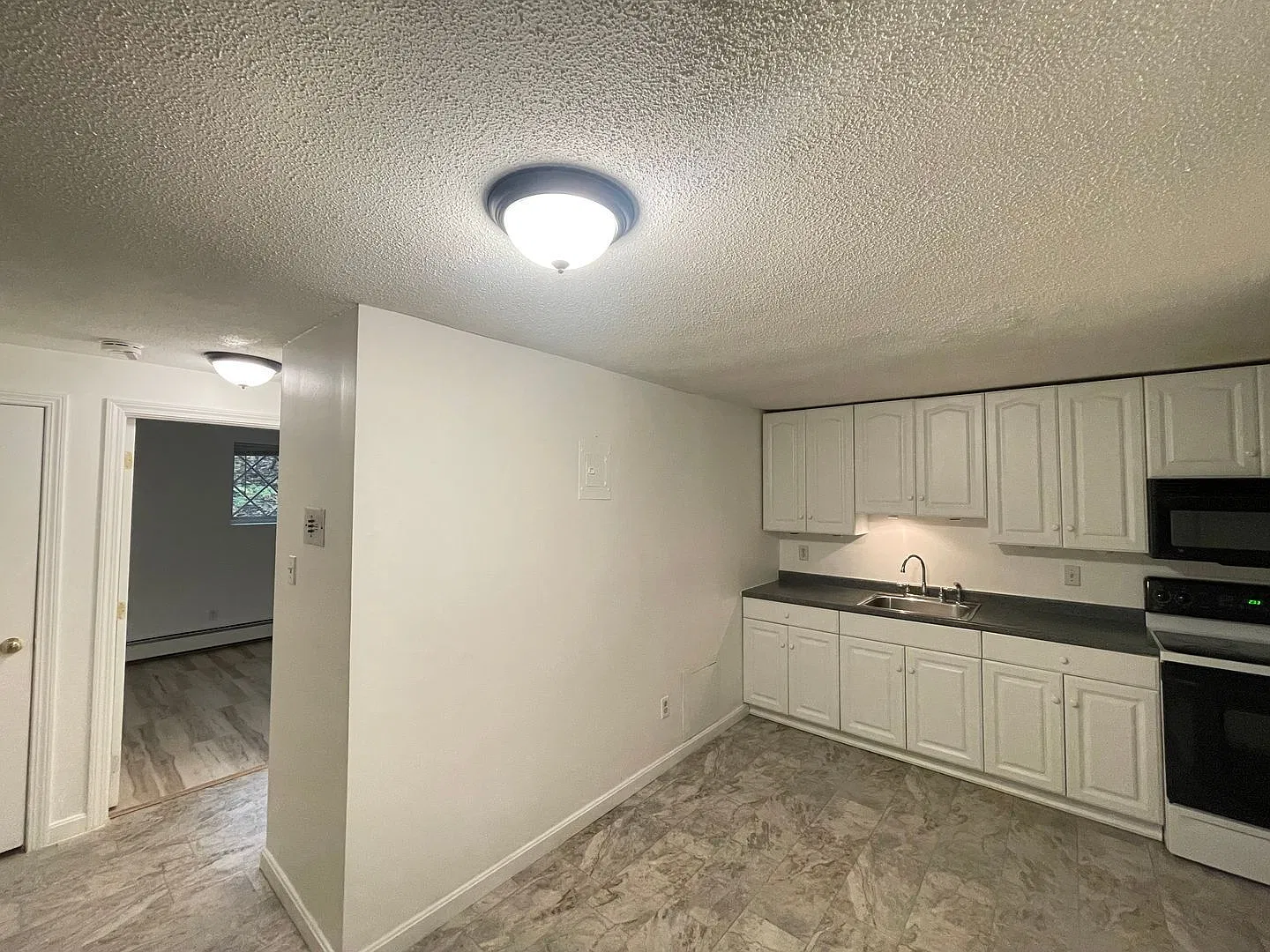 2 bed, 1.0 bath, 800 sqft, $2,200 — Photo 2
