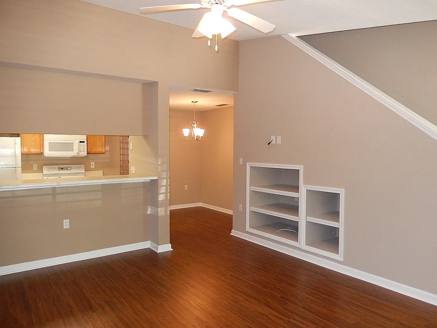 Awesome 3/3 In Great Location, W/ Vaulted Ceilings, W/D, Large Bedrooms, & More! $1525/Month Avai... — Photo 3