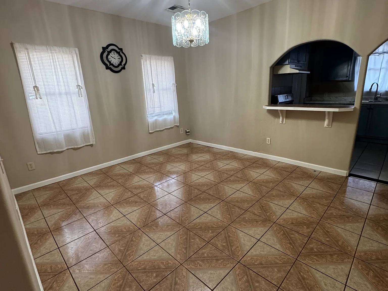 4 bed, 1891 sqft, $1,600 — Photo 4