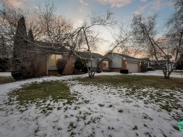 33143 Tulipwood Rd, Farmington Hills, MI 48334