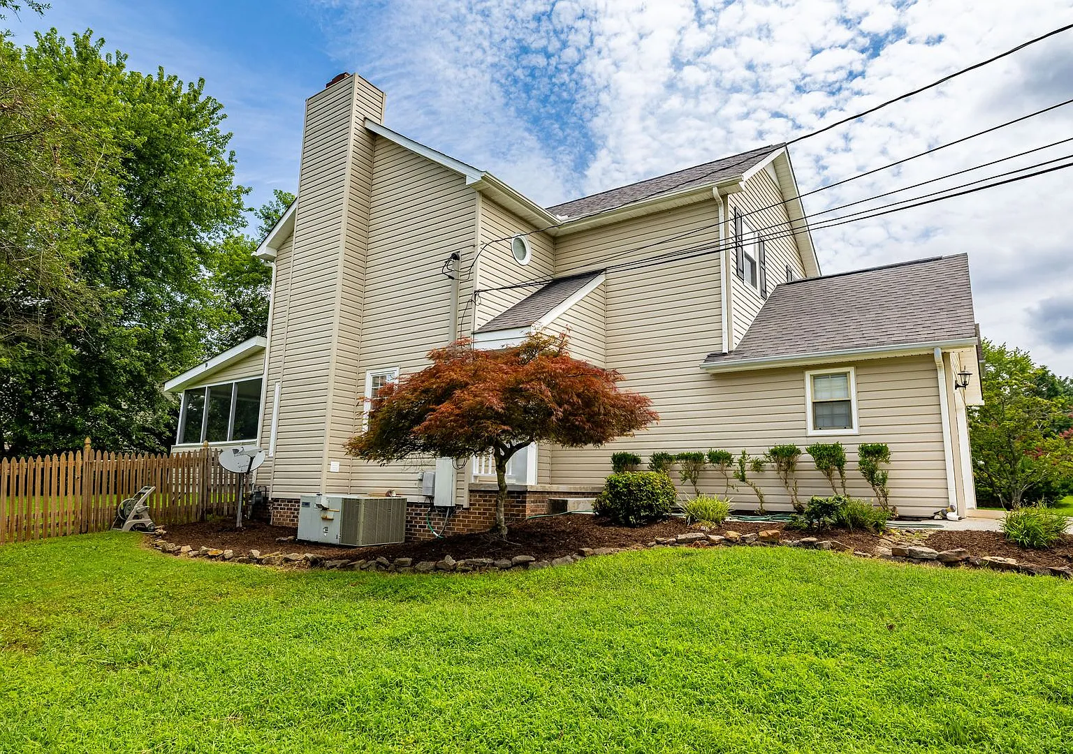 West Knoxville 37922 - Freshly painted and move-in ready, 3-bedroom, 2. — Photo 3